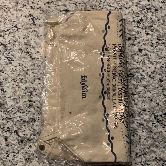 Fabfitfun winter collectible tote bag with crossbody and hand straps - NWT - Picture 5 of 5